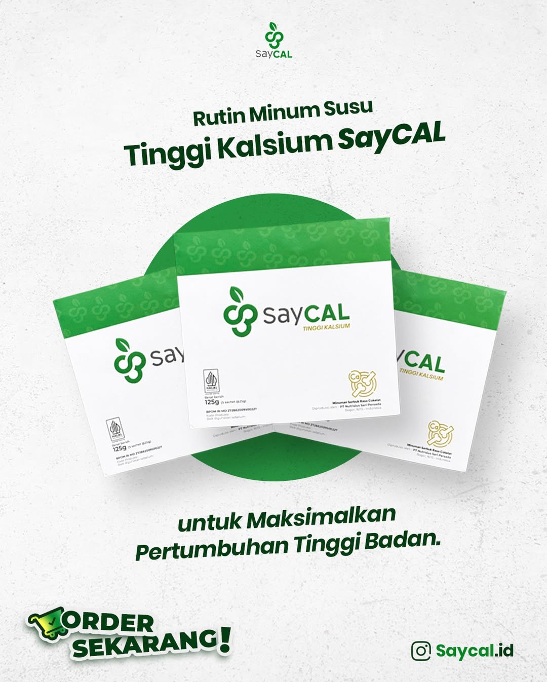 Pemuda sedang mengukur tinggi badan dengan serius